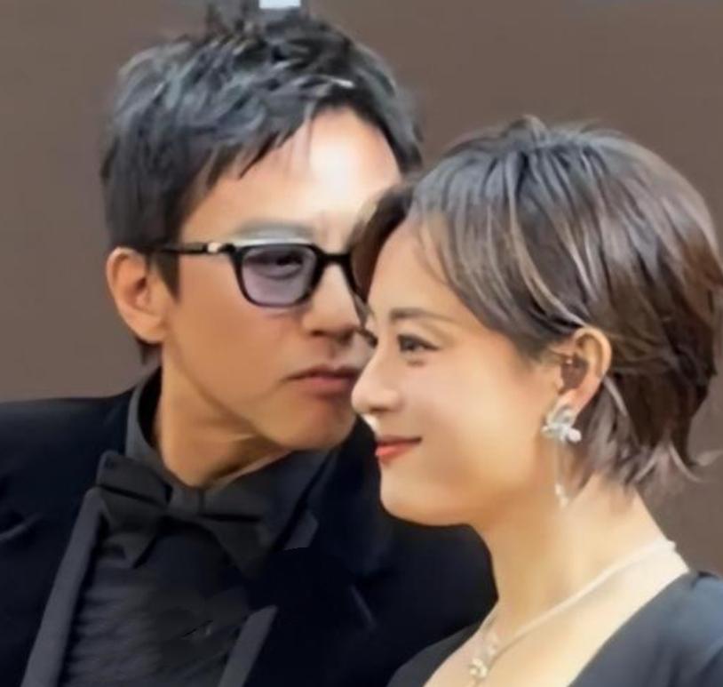 12月7日，邓超在社交平台分享了一段与孙俪的互动视频。视频中，两人并排而坐，邓超