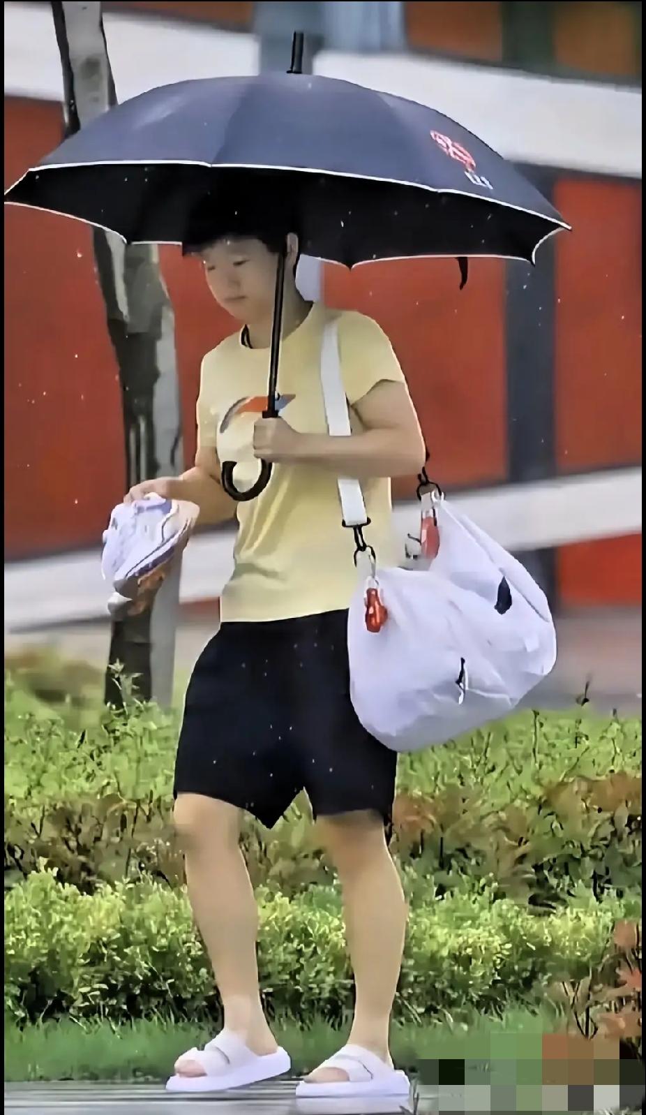 雨中的莎莎，细节里全是温柔✨下雨天的孙颖莎，把运动鞋小心翼翼捧在手里，脚上