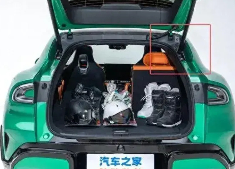 小米又科普后备箱电动撑杆了，虽然这次味道差了一点！不得不说小米进了车圈，真是