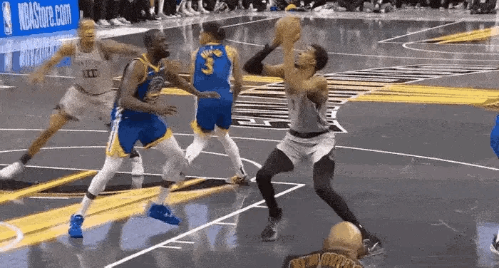 [捂脸哭][捂脸哭]格林那个脚上装了自动瞄裆器了！