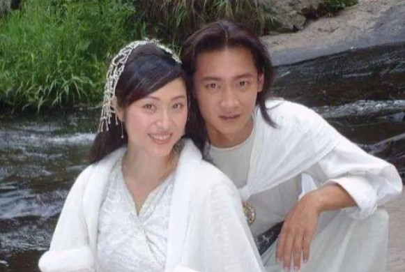 2008年，陈法蓉把富商男友朱明带回家见父母。朱明对陈法蓉的父母说：“我有10亿