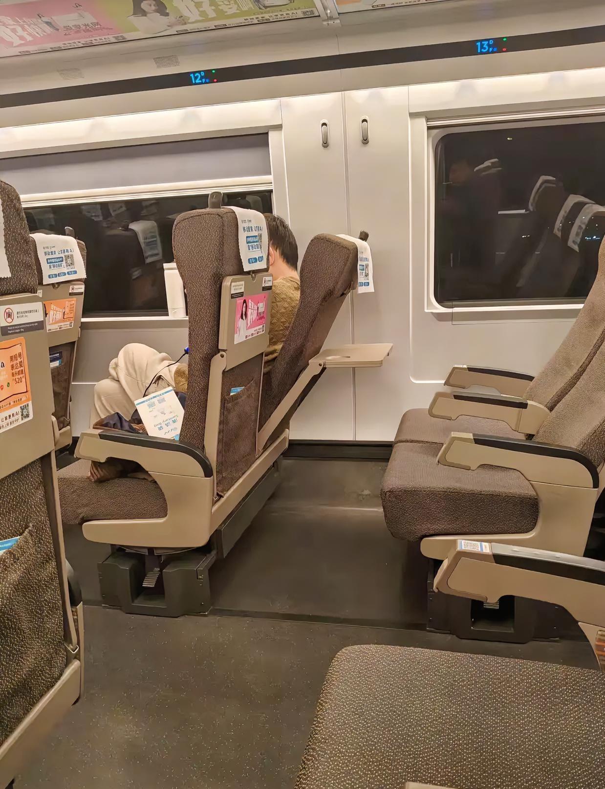 高铁上碰到这样的人，你会讨厌吗？