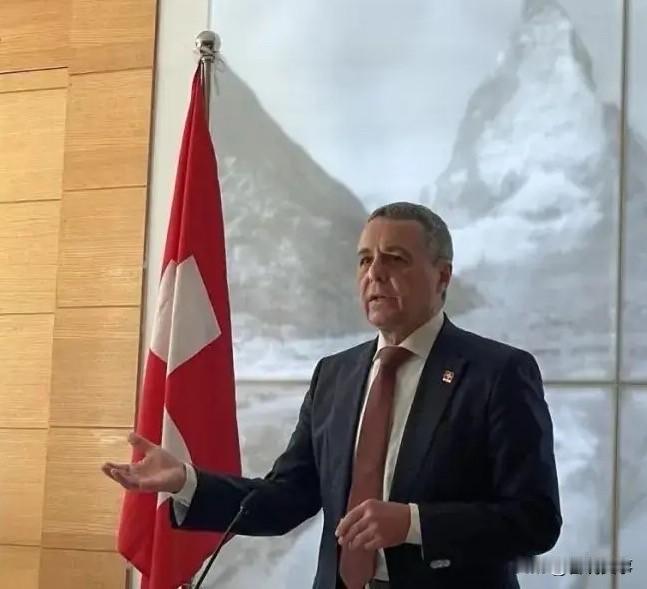 下手真快！瑞士表态！据法新社报道，瑞士联邦委员会5日对外发表声明称“决定立即冻