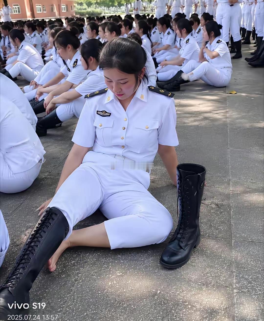 这真是大学军训的照片吗？没上过大学只见过初中、高中军训的场景，学生都是迷彩服黄