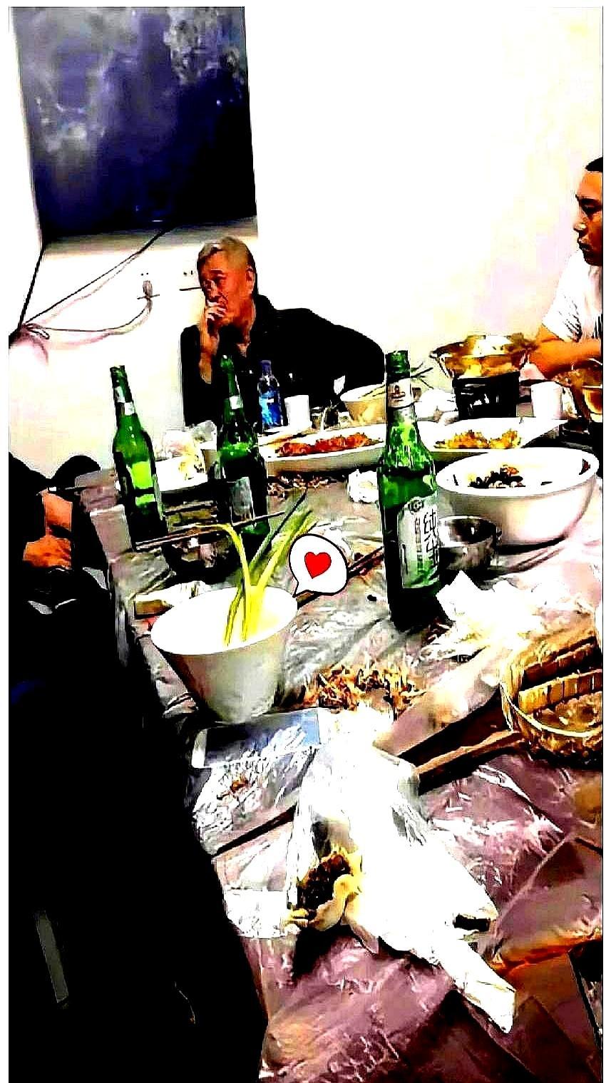 68岁赵本山，一张炕头吃饭照，撕下了半个娱乐圈的遮羞布。他穿着老头衫，蹲在