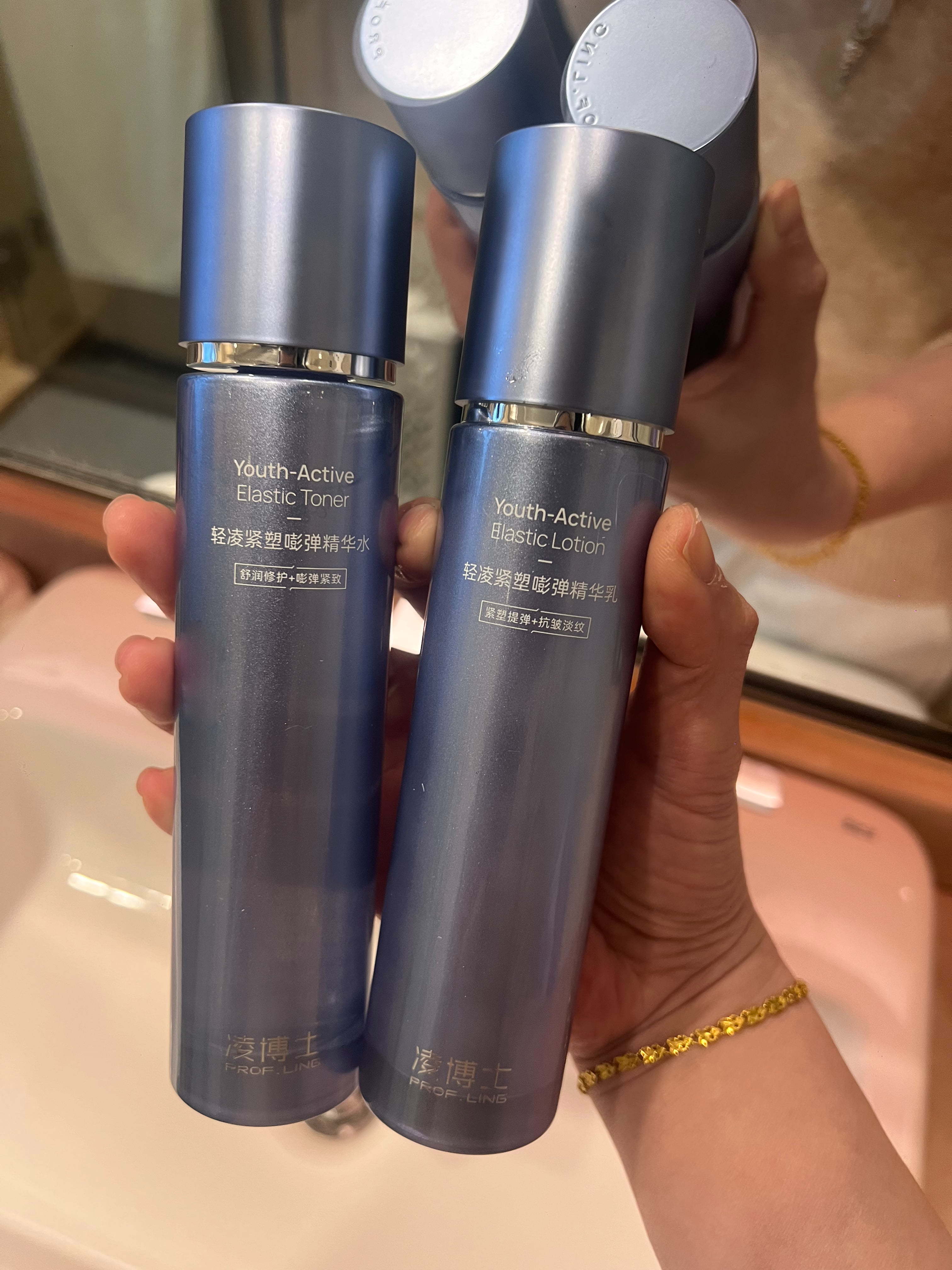 凌博士这个水乳，用了一个月一定要分享一下了，保湿不说淡纹也好厉害啊昨天我闺蜜都问