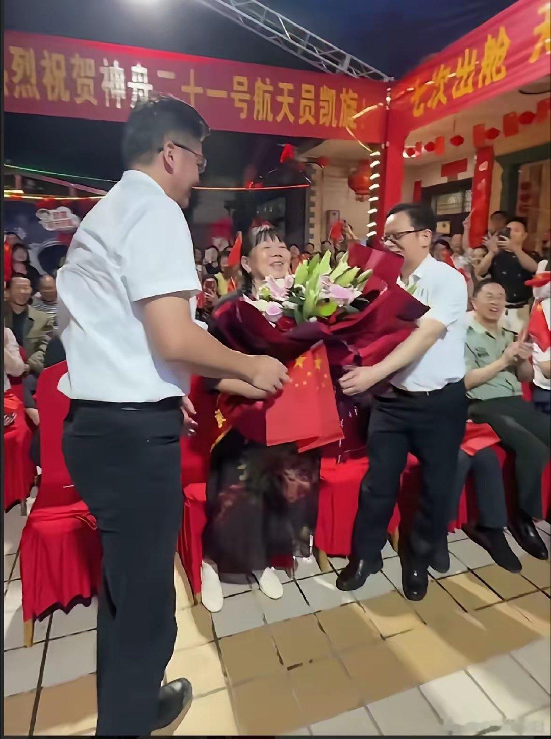 果然还是妈妈最懂孩子的安危！昨晚在航天员张陆老家，当他率先出舱时，全场都在欢呼，