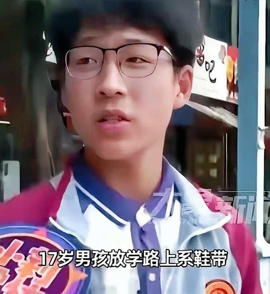 5月5日，河南平顶山17岁的中学生放学途中系鞋带时，竟意外在路边捡到32克黄金手