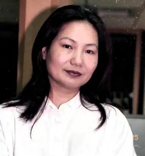 汪小菲再婚事件引发争议，核心人物是自称与汪小菲家族有关联的黄春梅。5月16日凌晨