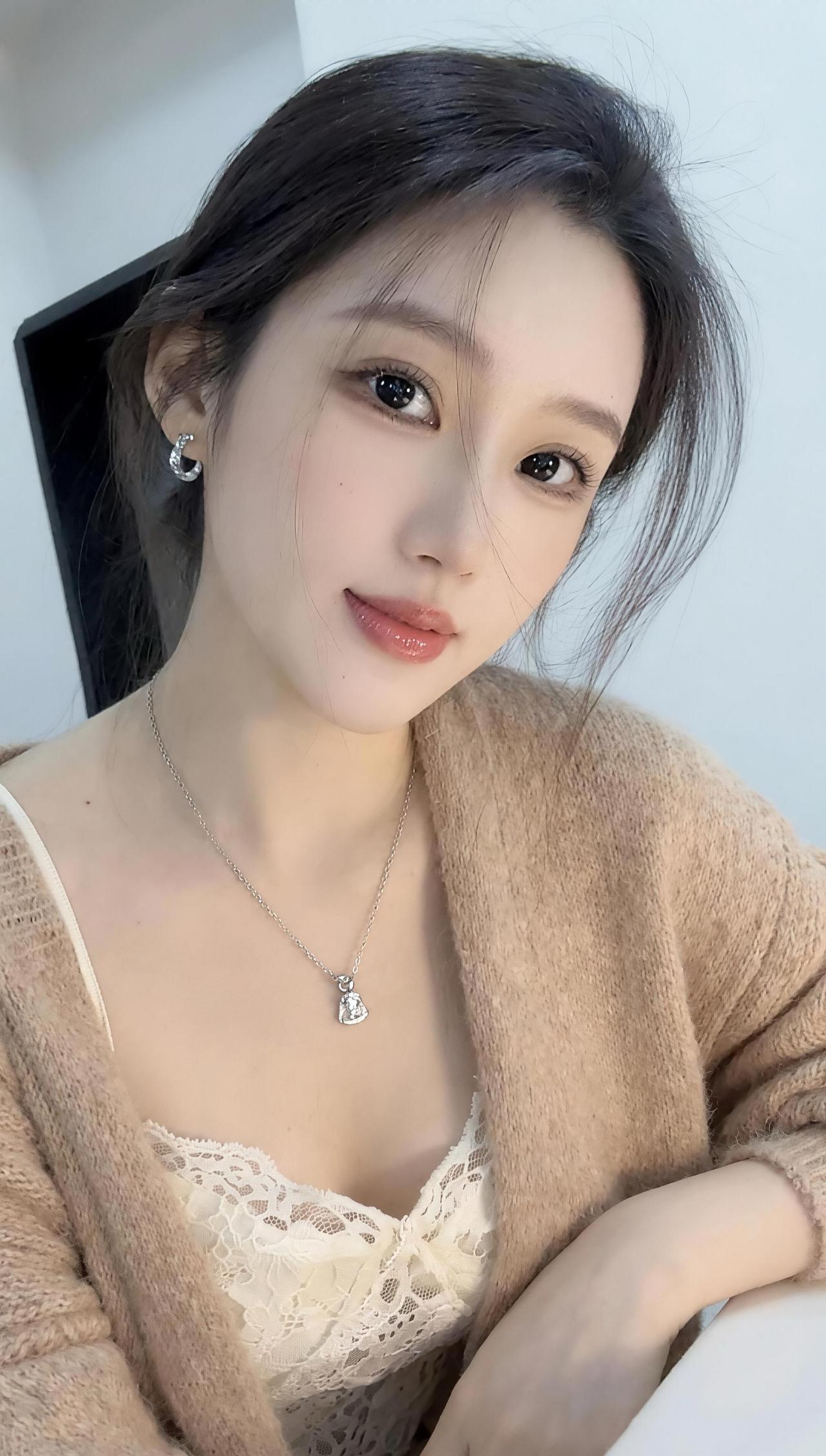 每天不忘一件事，就是贩卖美丽。毕竟，漂亮的是你，好看的是你，被别人羡慕的还是你。