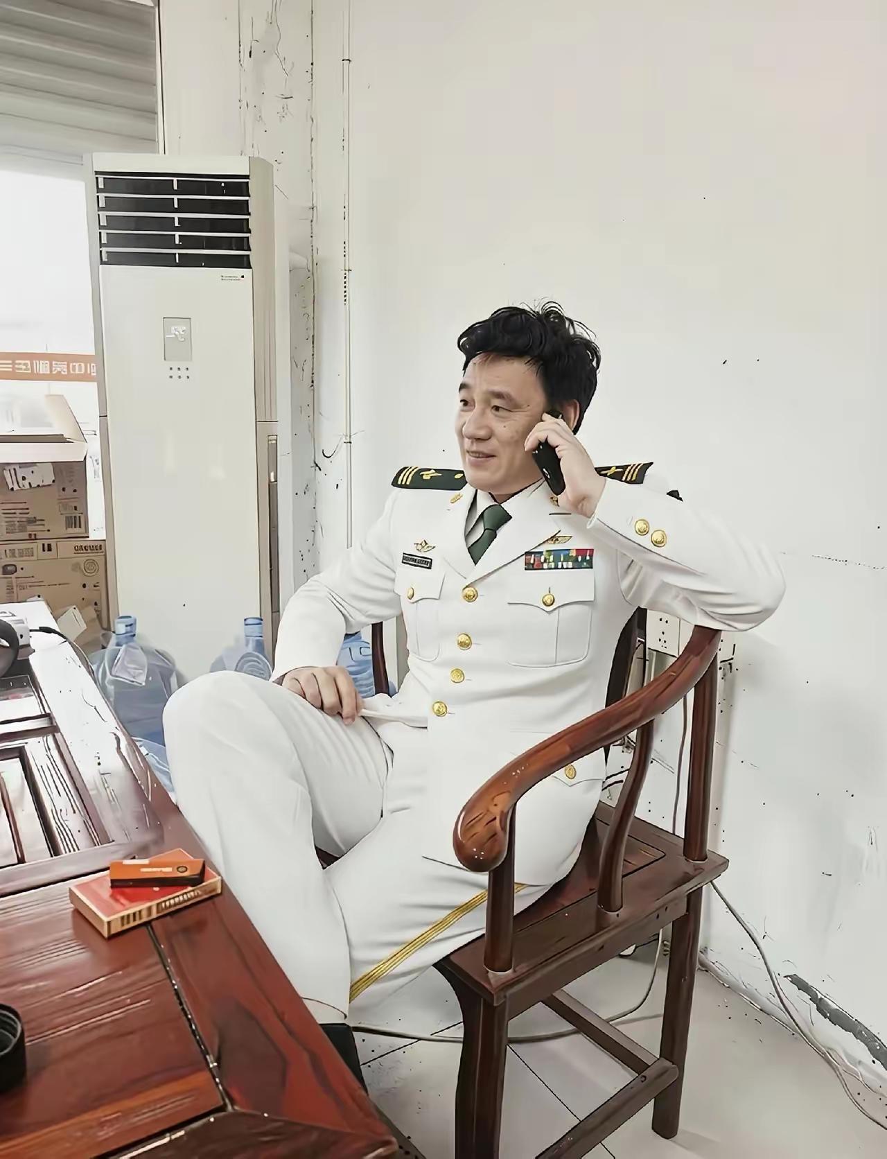 不懂就问：这种穿搭会不会涉嫌违法呢，不知道这是地方乐队还是暴走团的制服，完全是仿