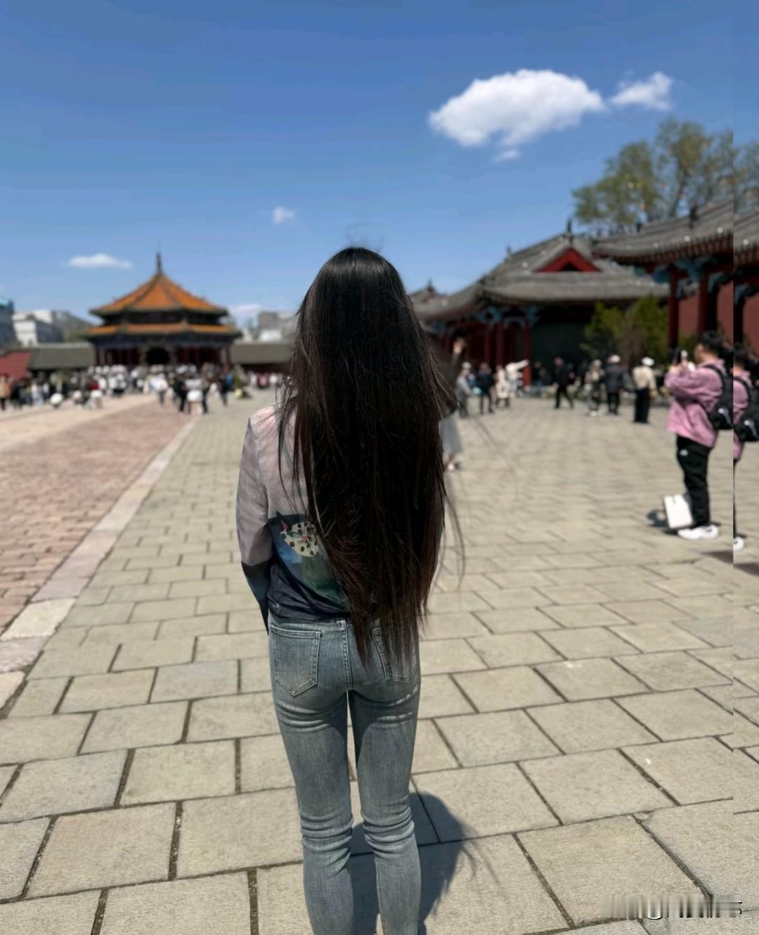 紧身牛仔裤背影背影照