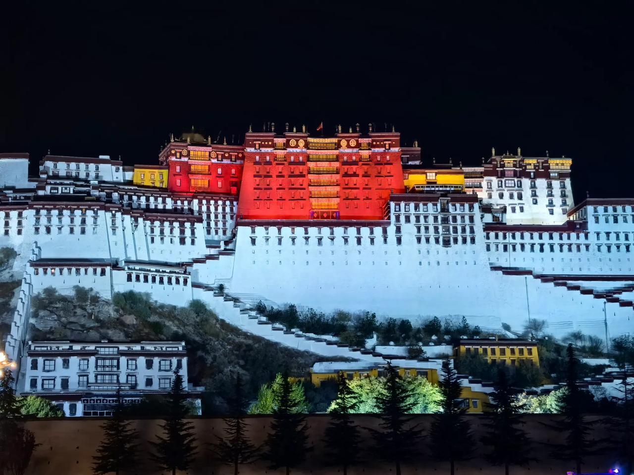 布达拉宫，在我们眼中是那么雄伟壮观。夜色阑珊处的布达拉宫，在五色灯光的照谢下，又