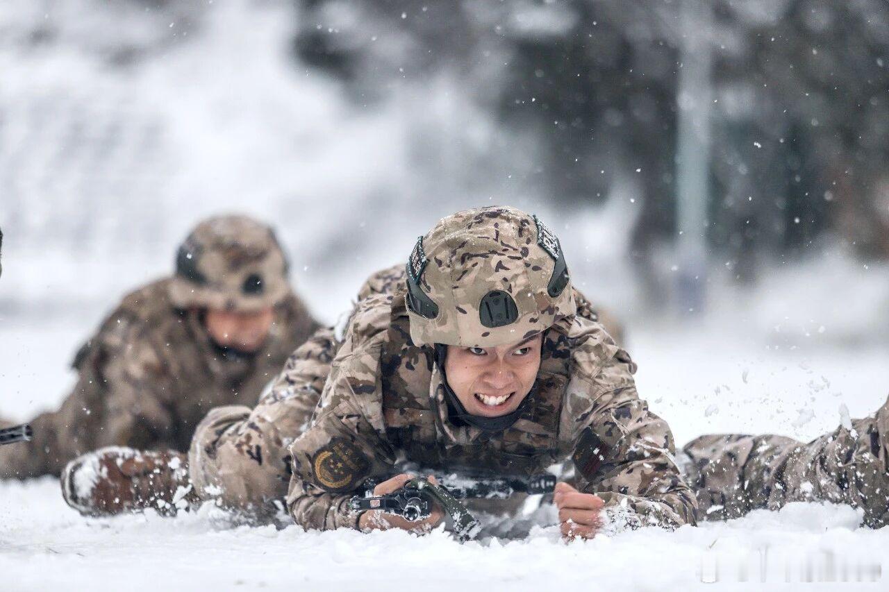 烽火问鼎计划风雪砺兵，淬炼成钢！近日武警山西总队吕梁支队官兵结合雪天练兵时机开展