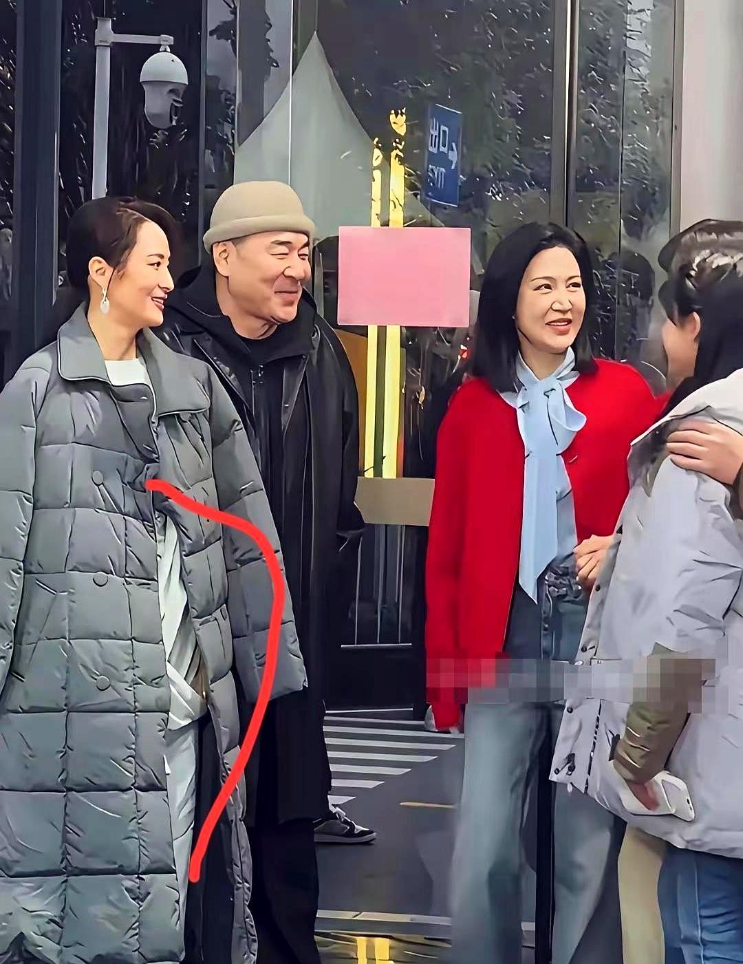 一件羽绒服卖两万，图啥去年冬天，盟可睐悄悄把招牌款又涨了一成，门店排队却