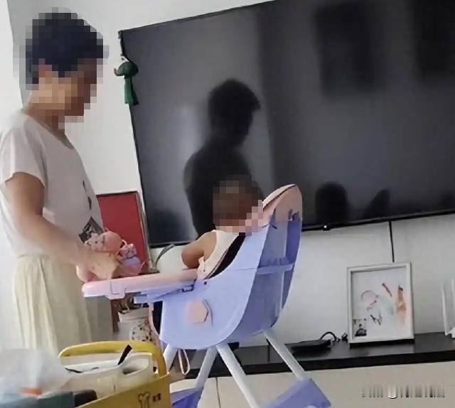 北京，一女子生下二胎，在哺乳期的时候发现丈夫有了外心，女子得知丈夫还跟外面那位生