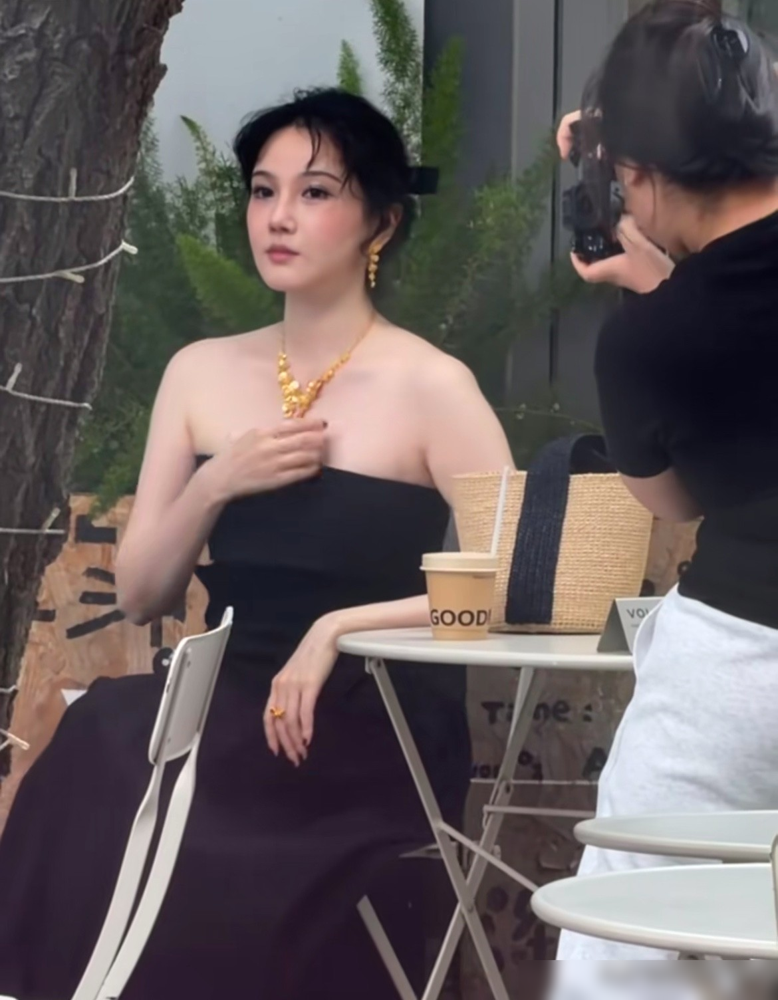 陈小纭上海时装周那组生图，胳膊粗了，胯宽了，脸僵得第一眼差点没认出来。这不是胖，是整个人像被吹起来一