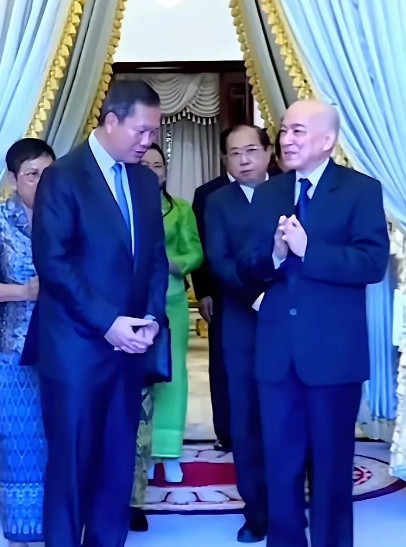 洪玛奈确实还有很长的路要走，尤其是在礼仪和表面功夫上，明显不如洪森。在最近一次陪