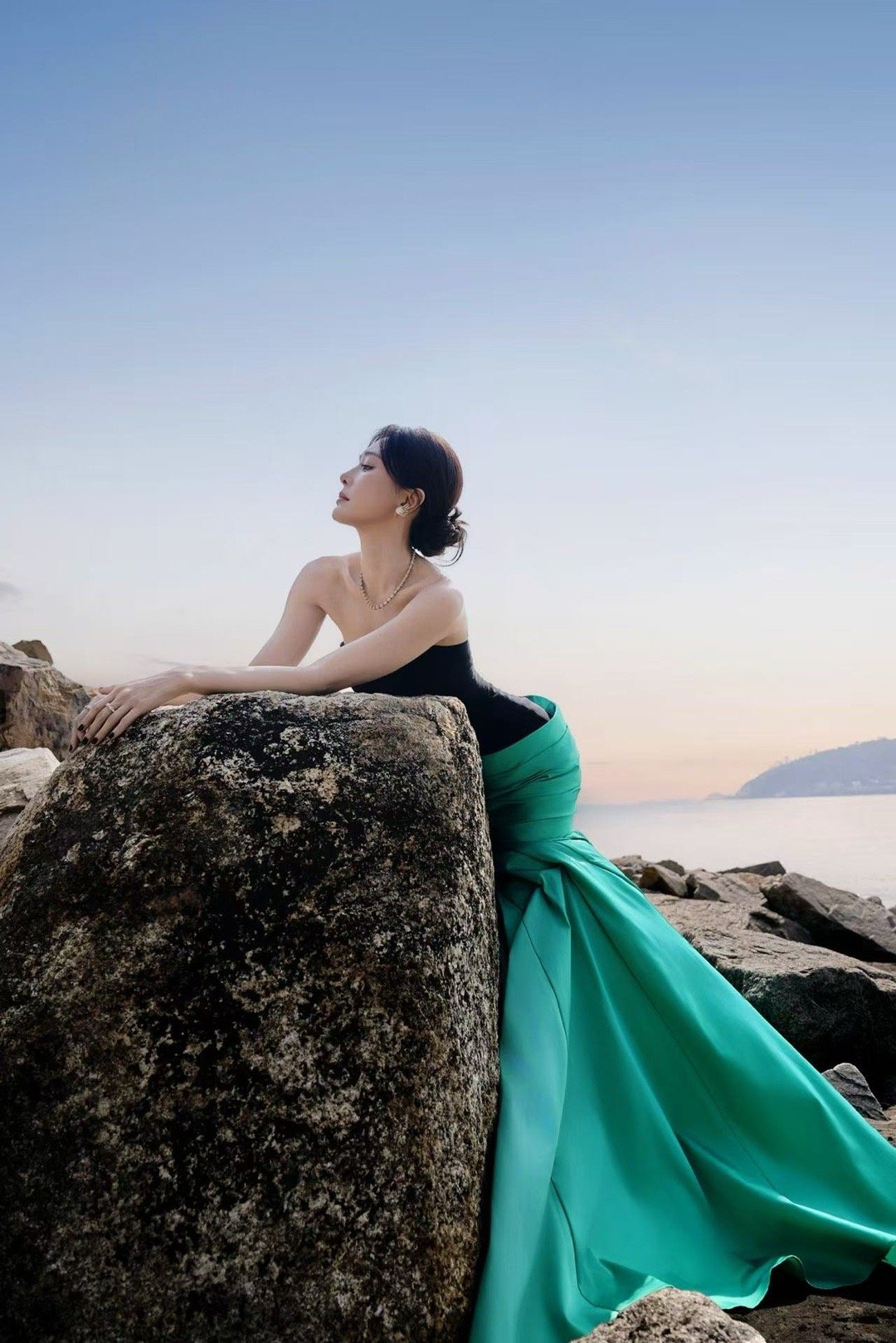 秦岚低丸子头盘发秦岚盘发太喜欢秦岚尖叫之夜红毯的低丸子头盘发啦！简约盘发搭配亮