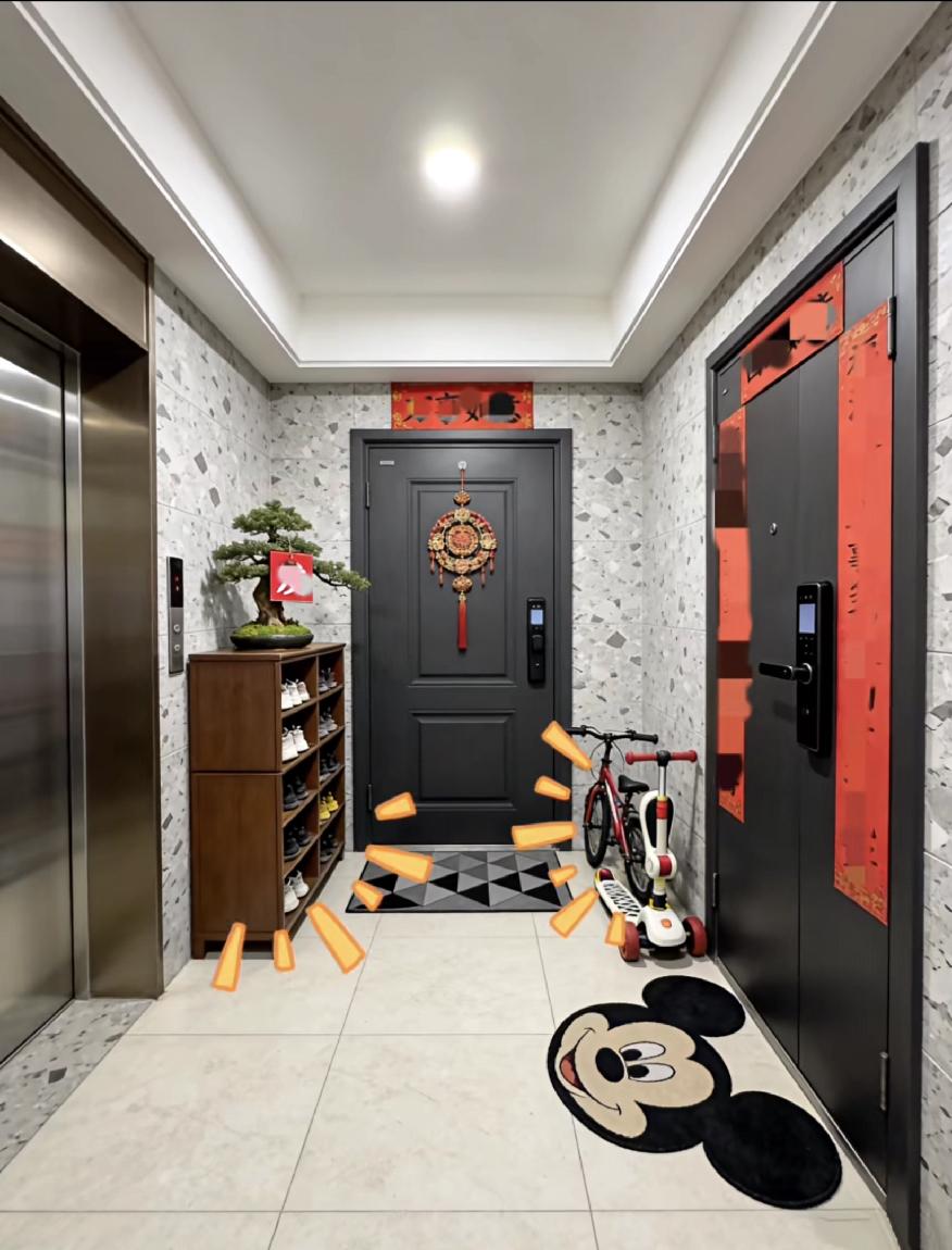 邻居把公摊面积占了一大半，又放小孩自行车，又整鞋柜，又养花，这种情况我应该怎么办