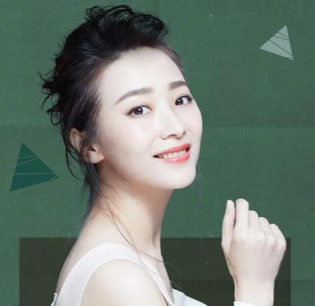 演员曲栅栅凭借《狂飙》里的程程出圈之后，保持稳扎稳打的拍戏节奏，不追逐流量炒作。