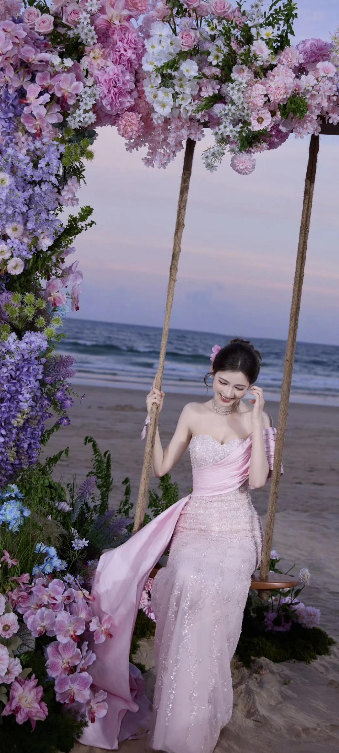 张予曦浪漫写真～海边这粉裙子一飘，连风都甜丝丝的——这画面当壁纸，天天看都开心