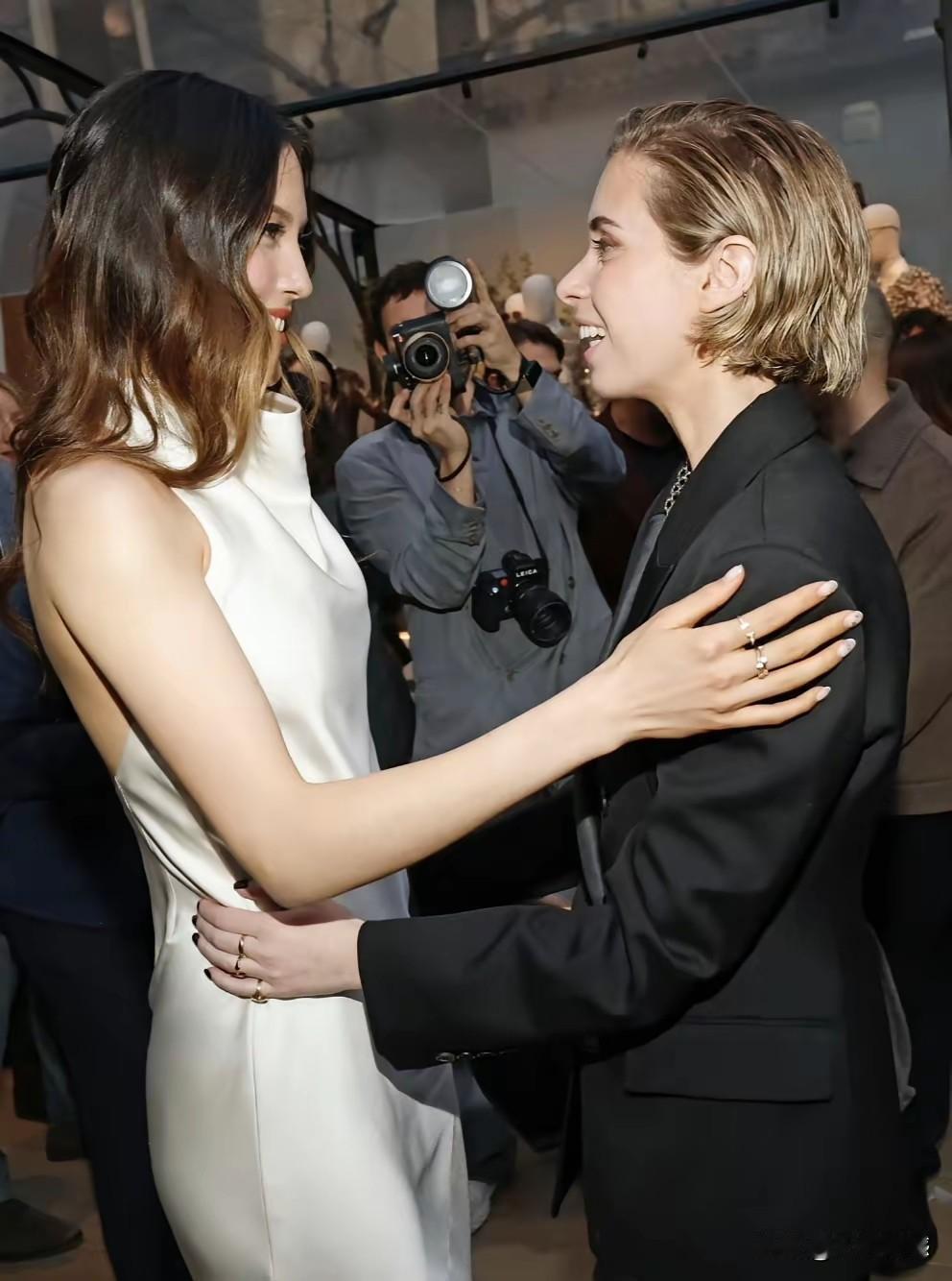 谷爱凌不仅身材高挑，她的手指也特别的纤长，如果仅看这手的话，根本想不到这是运动员