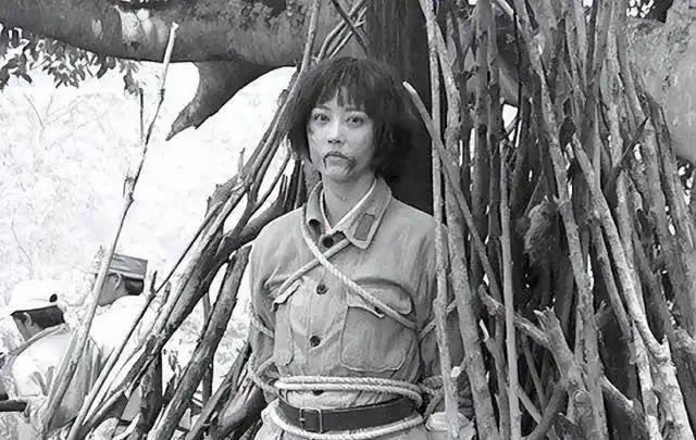 1937年，甘肃一个年轻貌美的女红军被俘，即将人头落地。突然敌军军官叫住了行刑的