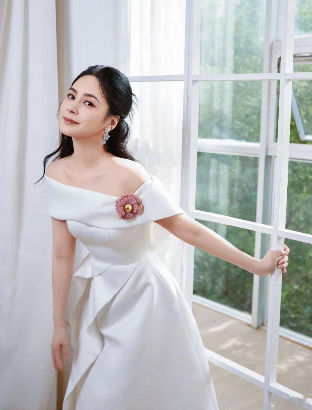 阿娇晒与王心凌聚会照！开心比耶素颜超美，《浪姐》后姐妹情升温。​​​
