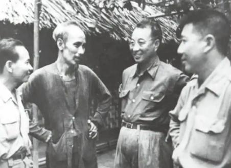 1950年，陈赓来越南指导战役，第一仗越军奔袭4天，极度疲劳，攻坚遇挫，越军总司
