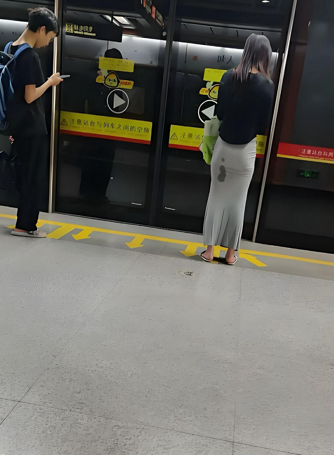 下班坐地铁遇到的，美女到底经历了什么