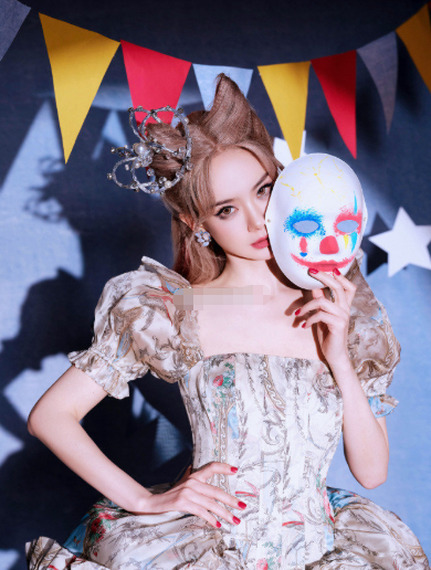 原来那天的灯光让丝袜看起来像紫色。戚薇穿的其实是渐变蓝色，和蓬蓬裙搭配在一起，既