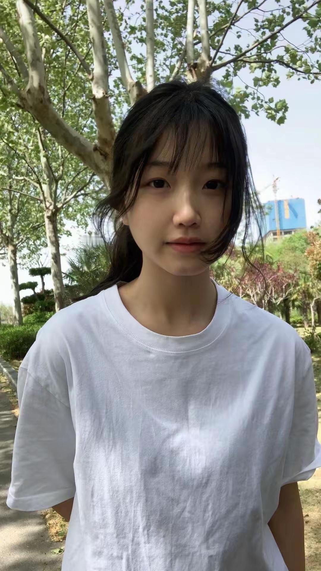 夏日的风裹着清甜，白T配素颜的清纯感，是心动的模样呀白裙少女感少女感白衬衣清