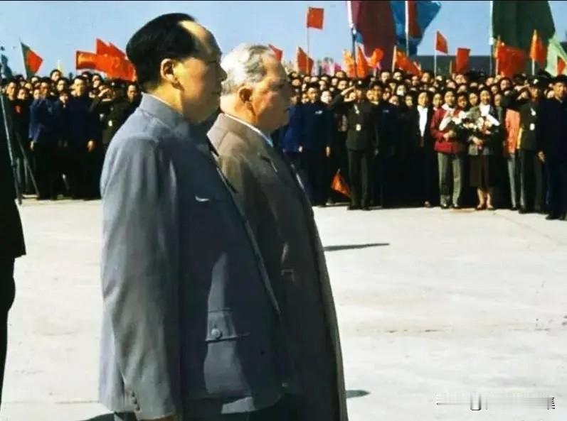 1957年4月15日，毛泽东主席在北京南苑机场迎接来访的苏联最高苏维埃主席团主席