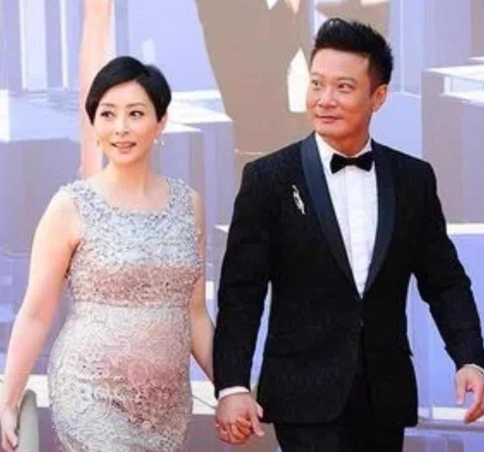 曾经的大美人，现在胖成水桶腰了，50岁汤盈盈被嘲身材，与钱嘉乐十指紧扣逛街，网友