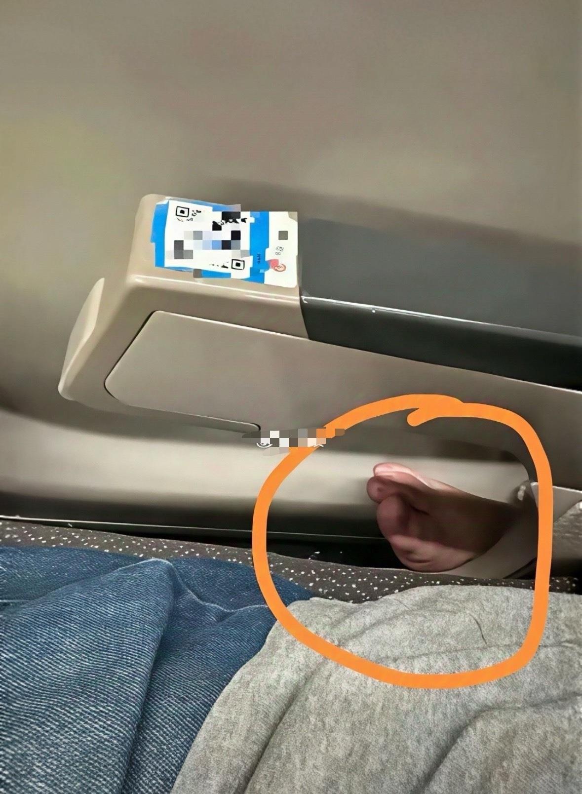 地铁上遇到这种该怎么办啊