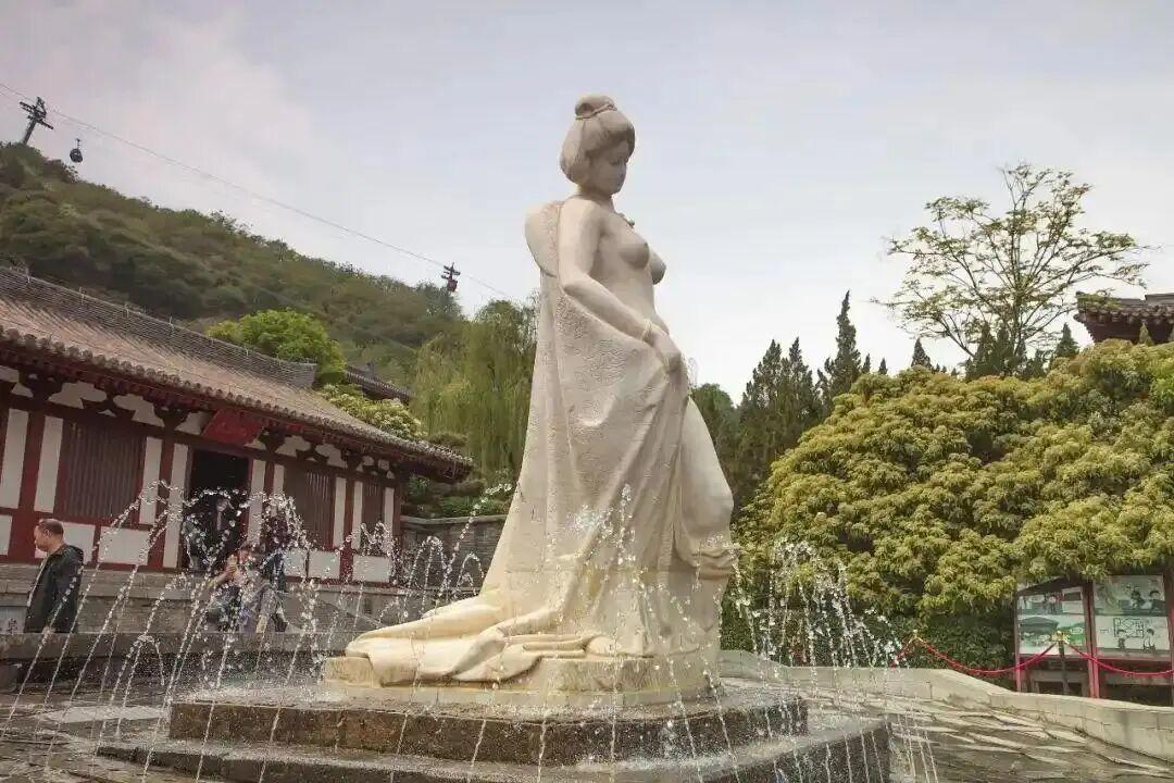 吵翻了，拦不住！1月14日，西安临潼华清池“贵妃出浴”雕像引争议，网友称袒露上