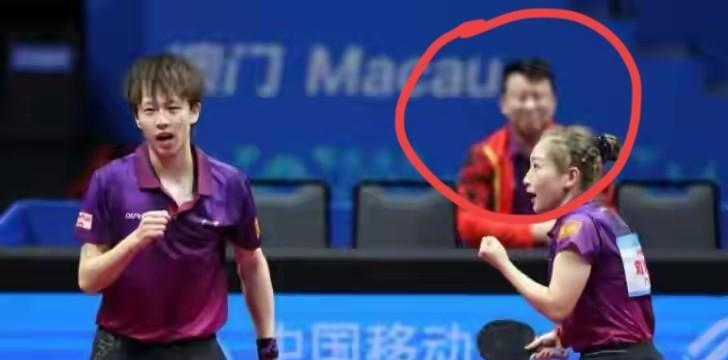 小枣刘诗雯笑了，背景中笑得一团模糊的红衣男是谁？今天上午混双比赛中，广东队刘诗