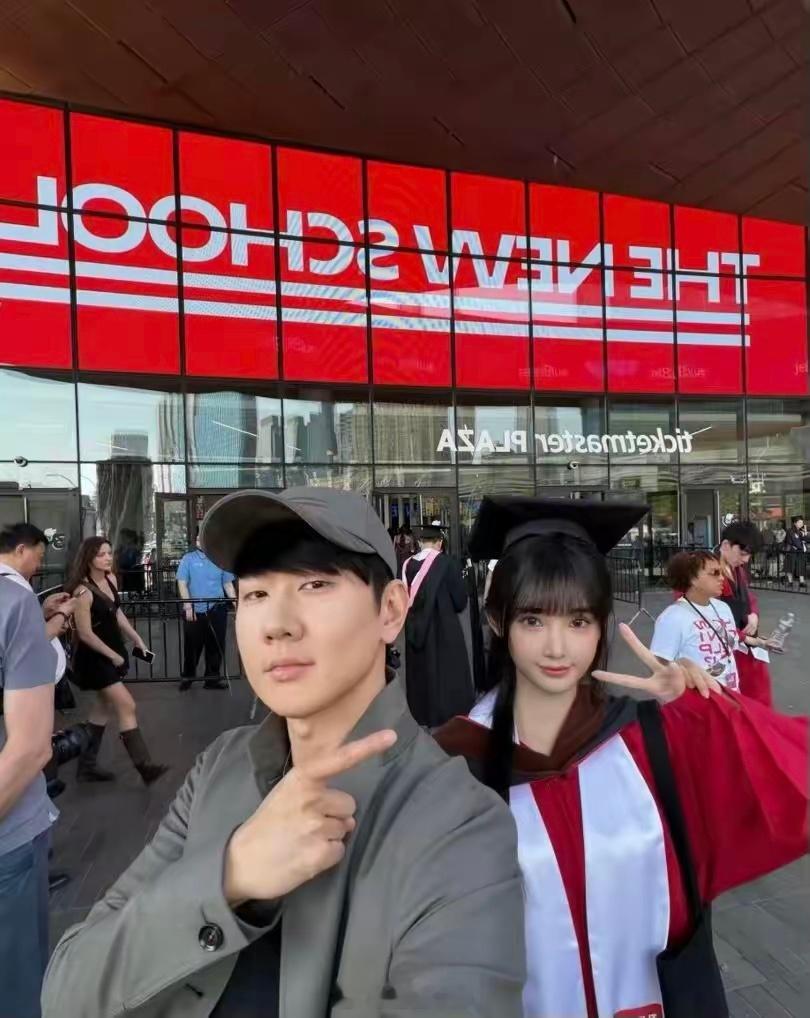 林俊杰晒和七七合照林俊杰大方晒出与女友七七的同框合影，画面拍摄于女方毕业典礼现场
