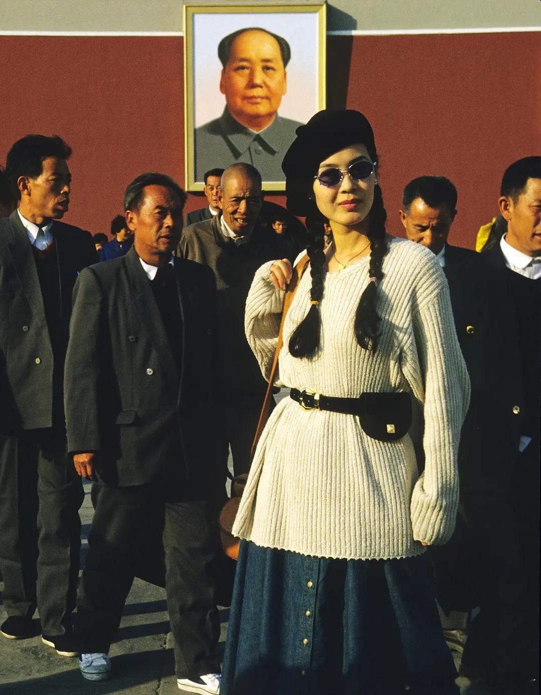 1995年，美国摄影师AndrewHolbrooke在天安门前拍下的时髦美女
