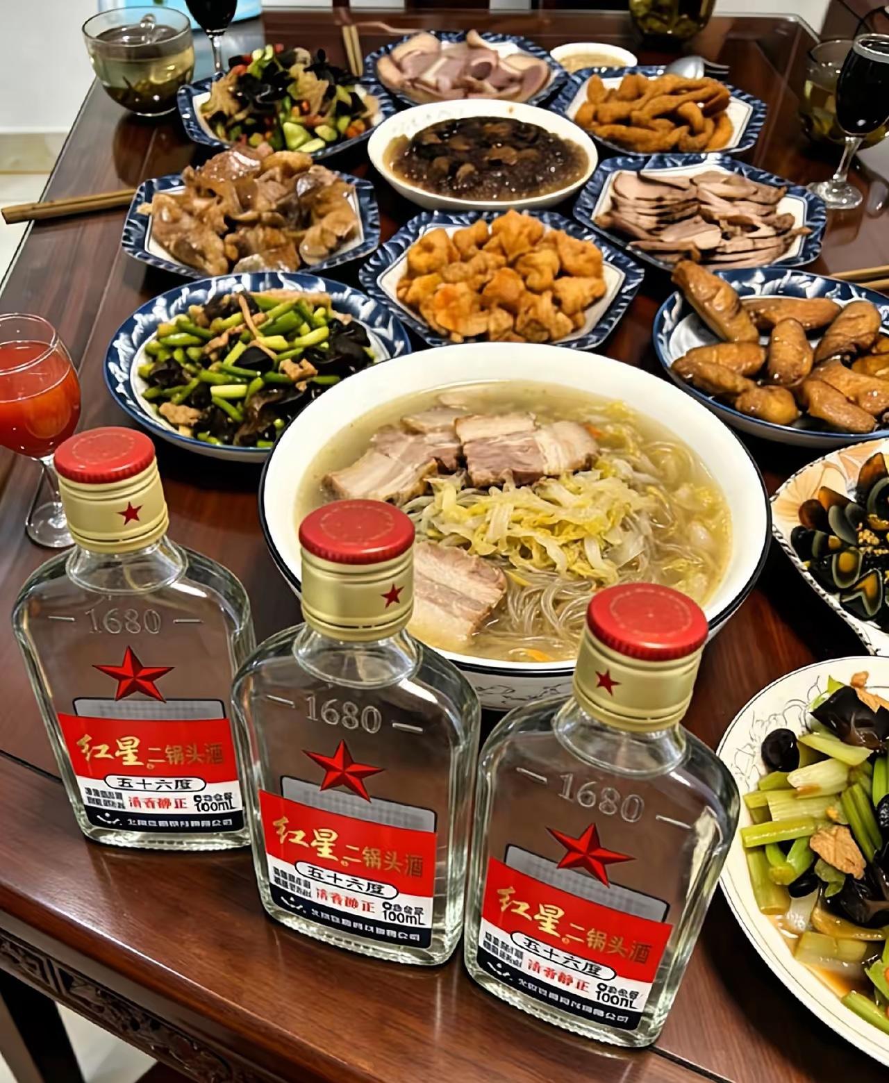 有一年正月老公跟我回内蒙，他喝醉了，我的两个堂妹给他灌了酸菜汤醒酒。老公觉得自