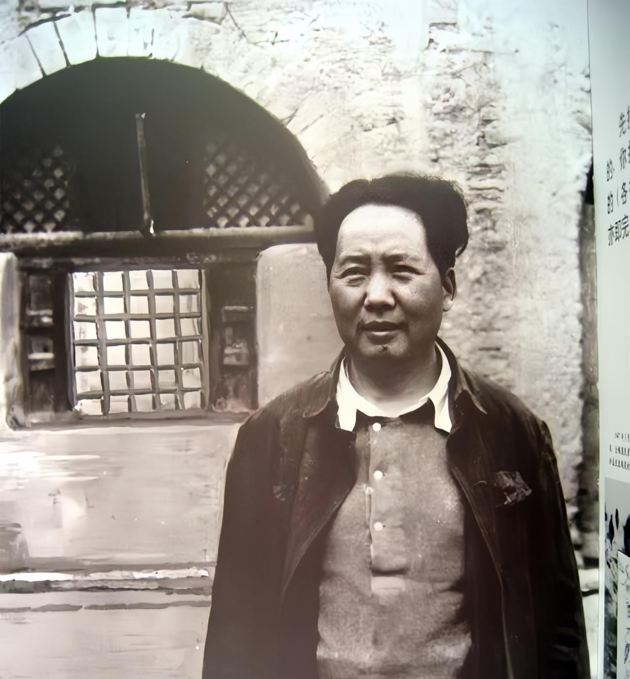 1938年春节，毛主席到军委供给部军人合作社视察，社主任张令彬用自己的津贴请毛主