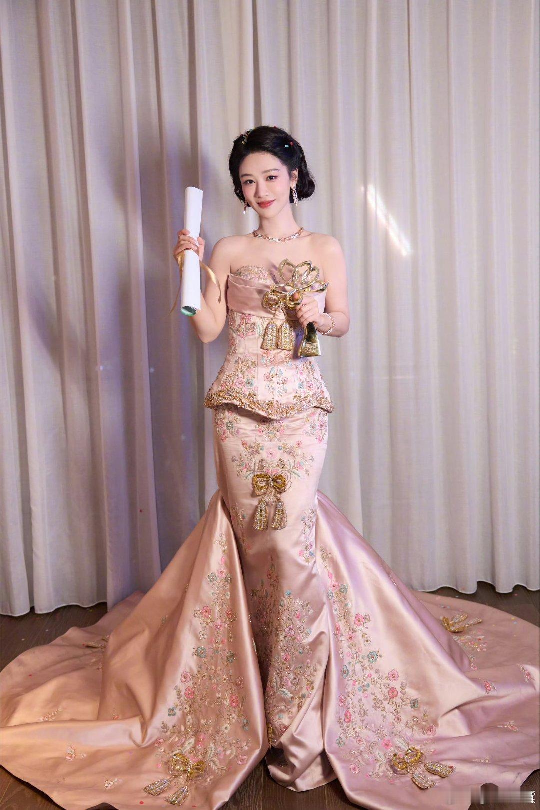 杨紫这些年作品不少。这一次刚拿到白玉兰的视后奖，又开始角逐金鹰奖啦。其实白玉兰和