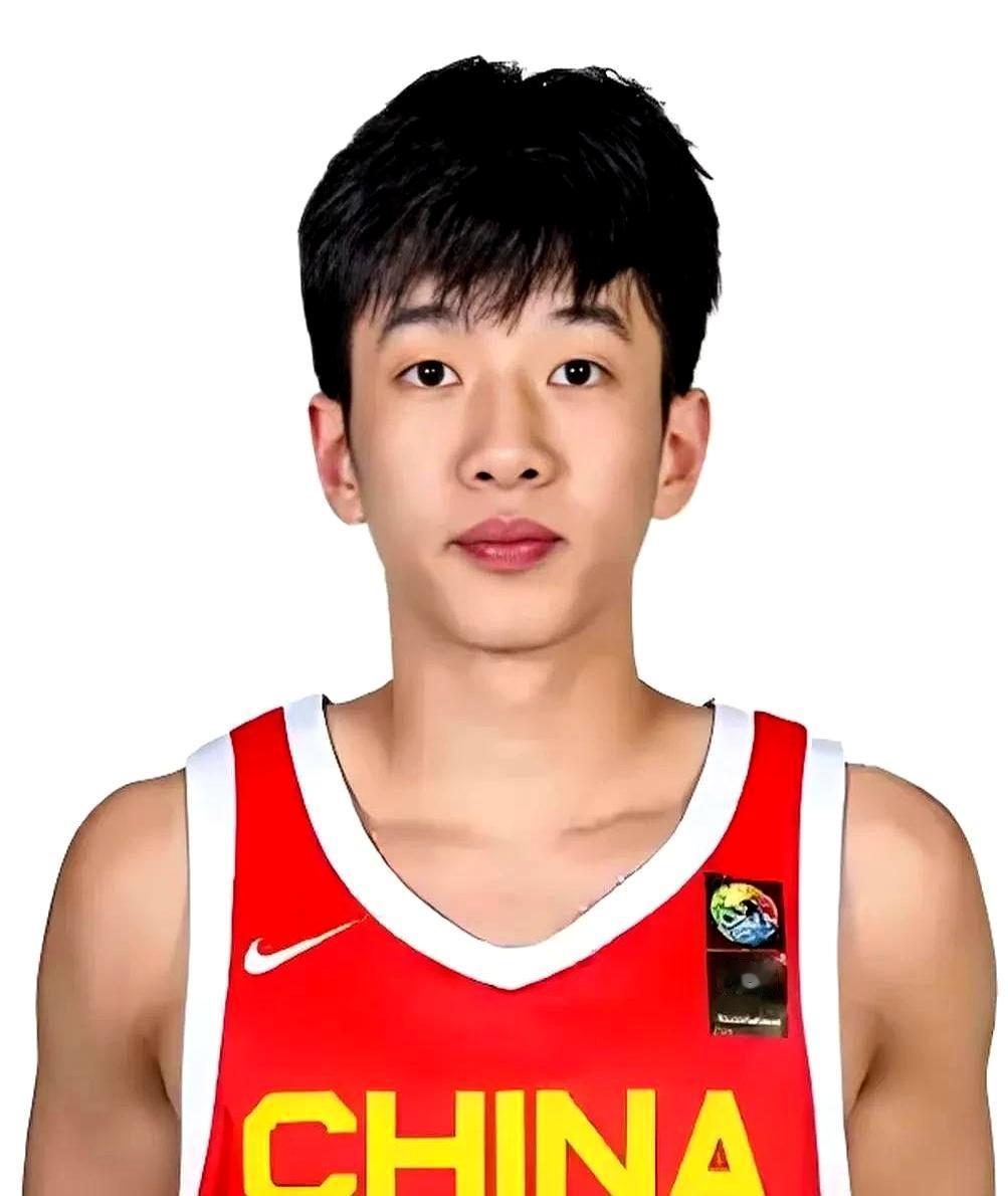 u19男篮小组赛一日一战，消耗极大。广东队那几个小伙子，杨溢、陈家政、王