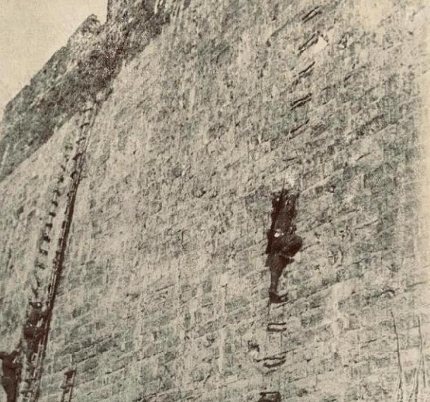 南京保卫战，唐生智认为南京高大的城墙，可以阻挡日军爬上来，就是炮轰也不怕。