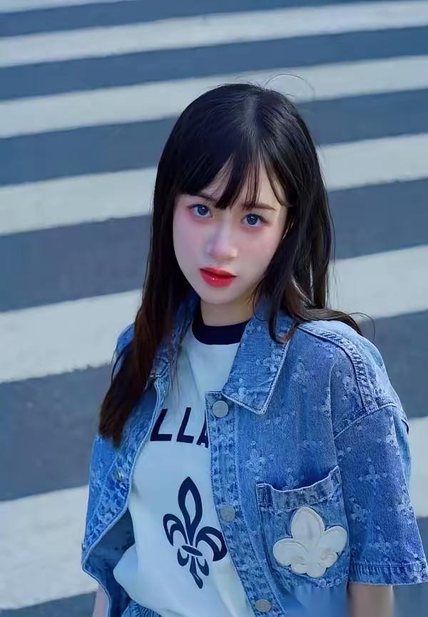 特步二公主丁佳敏真的太让人佩服了。她爸是特步掌门，老公家是七匹狼，开局就手握王炸