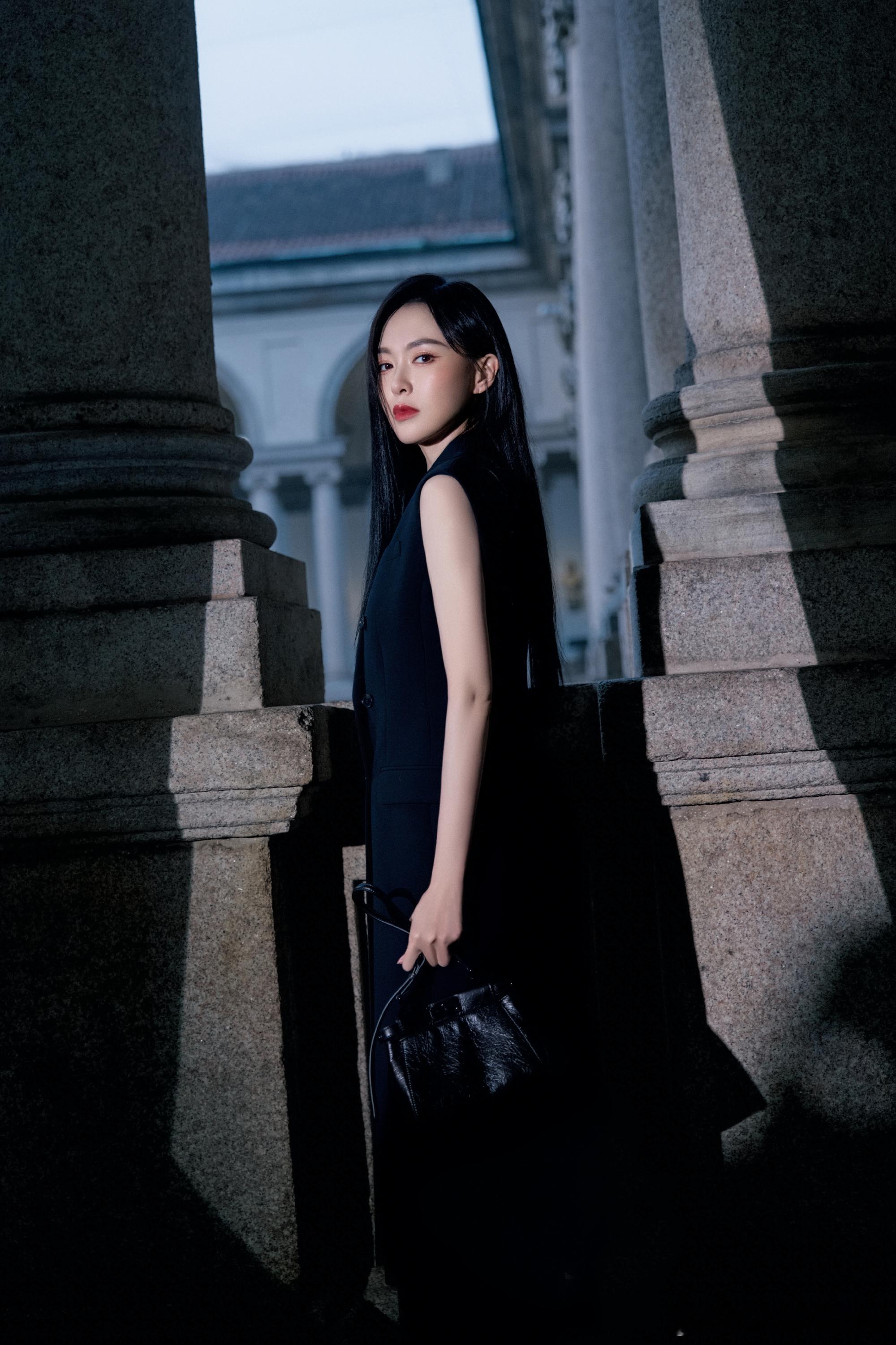 1、唐嫣和赵又廷主演的《爱情没有神话》暂定5月份播出，上星央八，唐嫣目前在接触悬