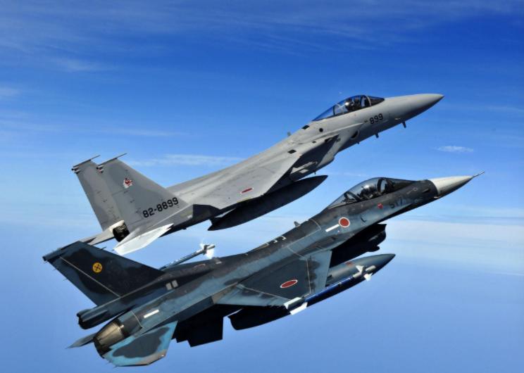 日本空军飞行员都快吓死了！刚刚起飞，就迎面碰上8架挂满实弹的歼-16！这