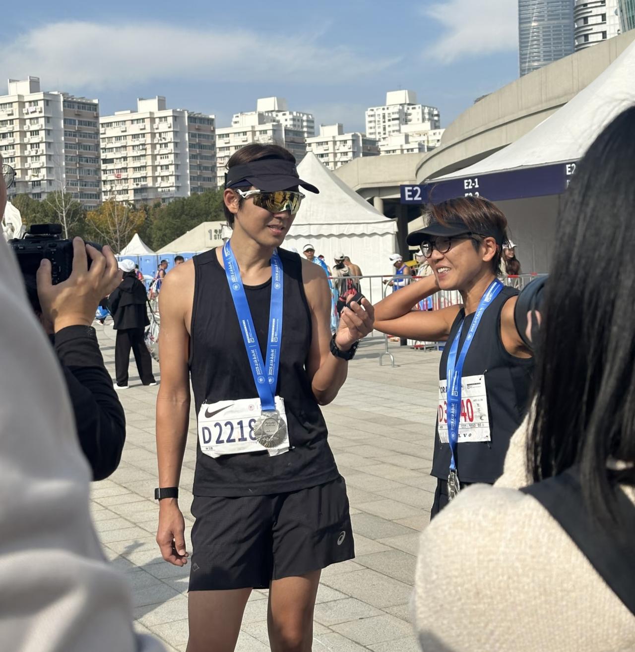 11月30日，51岁钟汉良和妹妹钟秀萍一起在上海跑马拉松，足足跑了4个小时，跑完