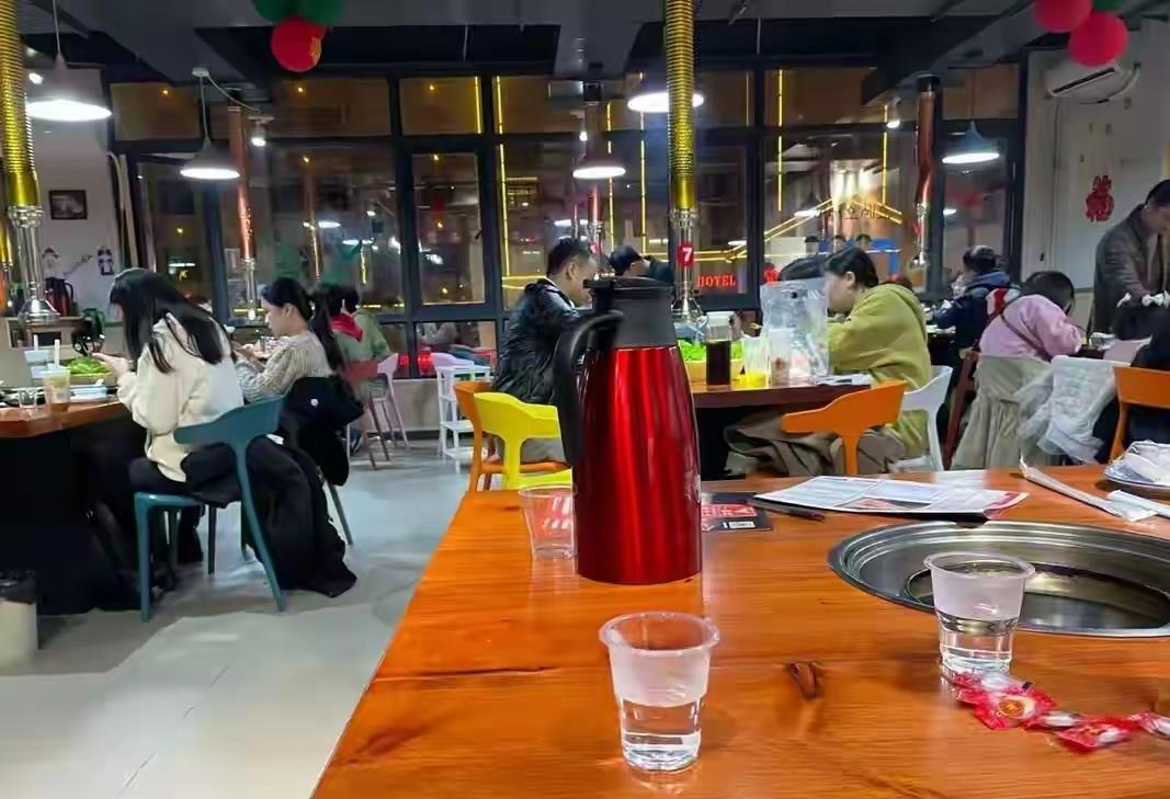 50万仨月打水漂？90后姑娘开烤肉店血亏，这些坑咋就没避开？广东90后姑娘